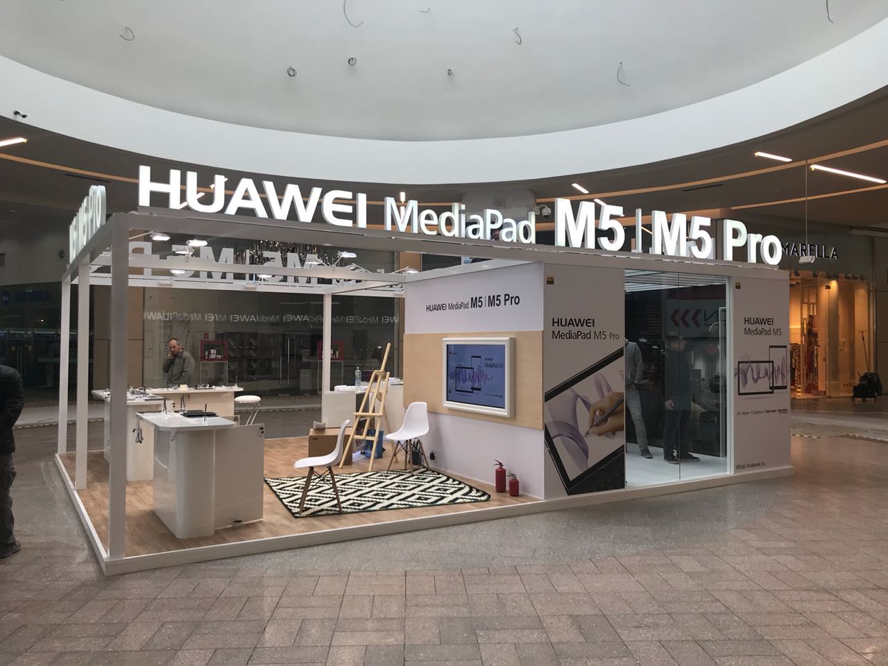 Стенд «Хуавей» в МЕГА: реклама планшета Huawei MediaPad M5